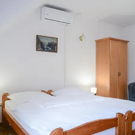 Krisztina Vendeghaz Konukevi 3*